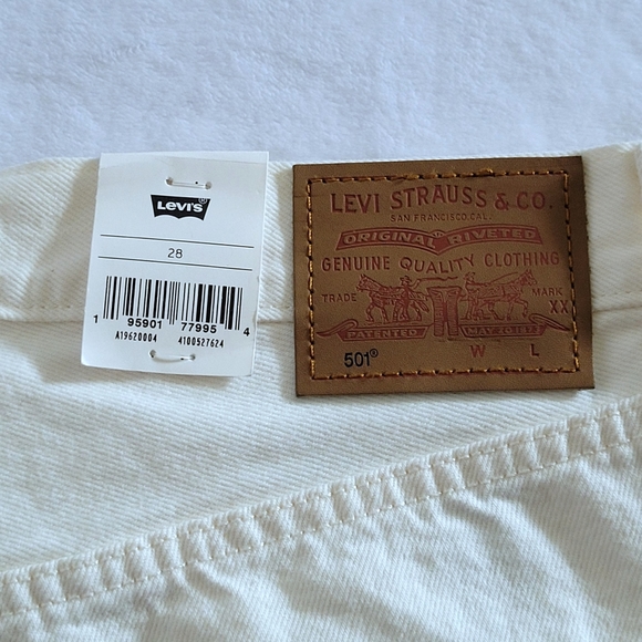 Levi's 501 '90s "Love"💚🩷 Shorts - NWT - Picture 3 of 16